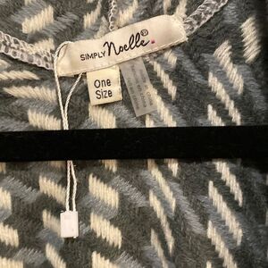 Hooded fringe ladies Gray/white fringe wrap